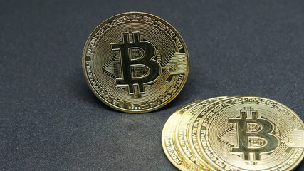 Moneda de Bitcoin sobre fondo negro