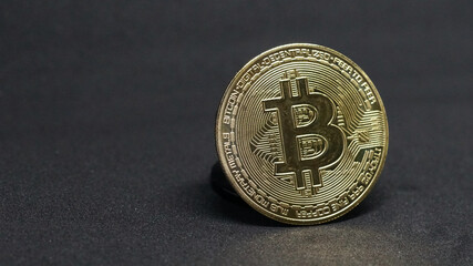 Moneda de Bitcoin sobre fondo negro