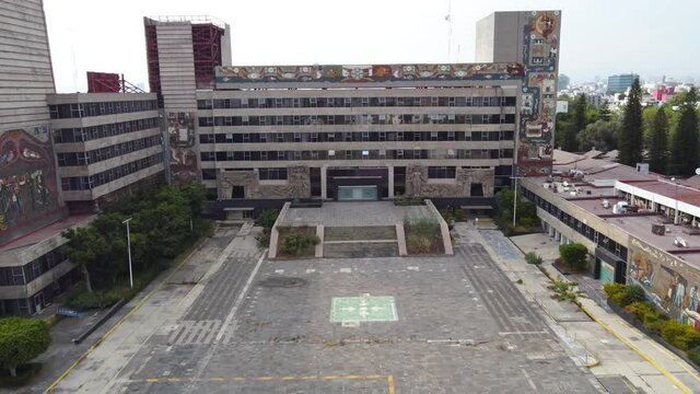 In the early 1960s, architect Carlos Lazo began to design the Secretariat of Communications and Public Works (SCOP) of the Federal Government. When he approached the artists who would paint the exteri