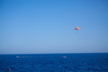 Fototapeta na wymiar paragliding in the sea
