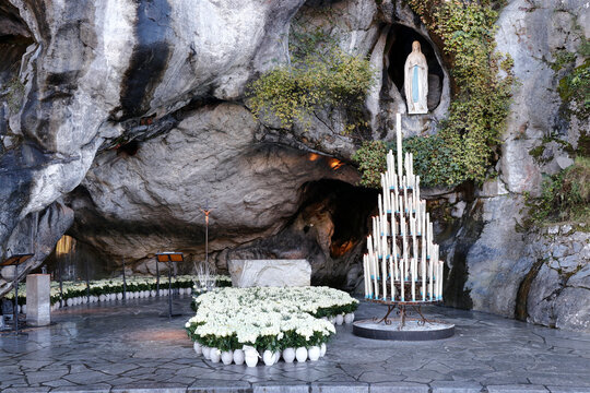 Vierge de la Grotte de Lourdes, Bernadette de Soubirous, Hautes-Pyr&eacute;n&eacute;es France