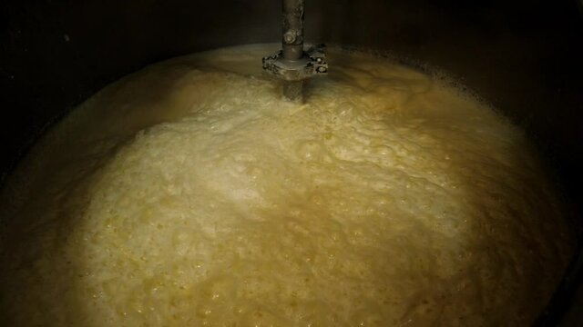 active mixing of wort from flour in a wort kettle 