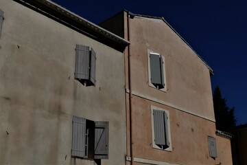 Fototapeta na wymiar Mediterrane Hausfassaden mit Fenstern und Fensterläden