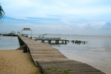 Sillas de playa junto al muelle en Punta Sur, Isla Mujeres