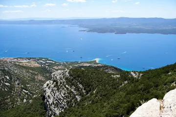 Papier Peint photo Plage de la Corne d'Or, Brac, Croatie Vue panoramique de la plage de Zlatni Rat à Bol, Croatie sous un ciel bleu