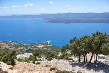 Photo sur Plexiglas Plage de la Corne d'Or, Brac, Croatie Vue panoramique de la plage de Zlatni Rat à Bol, Croatie sous un ciel bleu