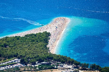 Crédence de cuisine en verre imprimé Plage de la Corne d'Or, Brac, Croatie Aerial view of Zlatni Rat Beach in Bol, Croatia