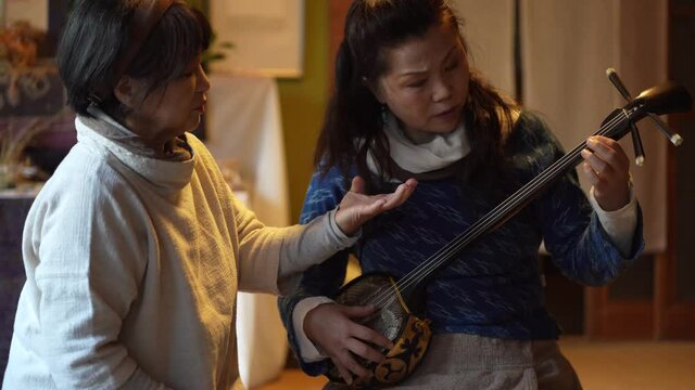 三線を習う女性