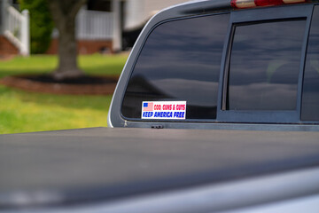 Pro 2nd Amendment sticker on the back  window of a pickup truck - obrazy, fototapety, plakaty