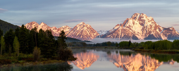Photo panoramique de deux montagnes se reflétant dans l& 39 eau.