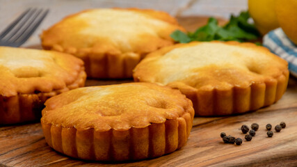 tielles sétoises en gros plan sur une planche à découper	