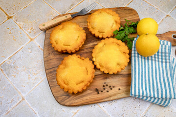 tielles sétoises en gros plan sur une planche à découper	