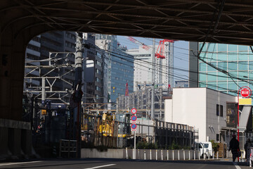 渋谷駅を望む、線路と陸橋のある風景
