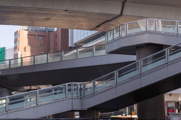 立体的な歩道橋　渋谷駅、東京、日本