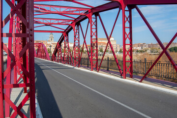 Talavera de la Reina, Toledo, puente Reina Sofía de hierro de color rojo - obrazy, fototapety, plakaty
