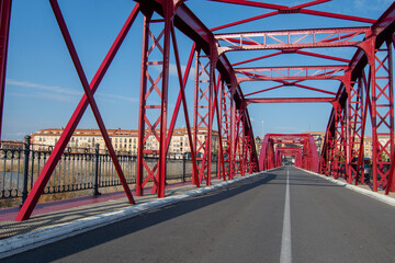 Puente Reina Sofía de hierro rojo en Talavera