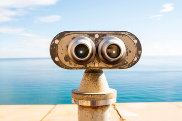 Column binoculars for viewpoints facing the sea
