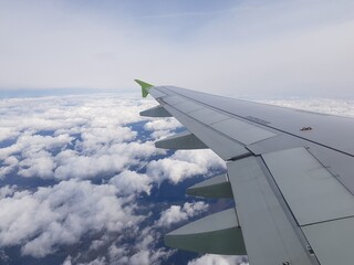 Obraz premium The plane is flying in the blue sky