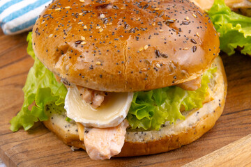 burger au saumon et fromage de chèvre