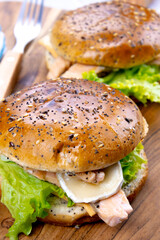 burger au saumon et fromage de chèvre