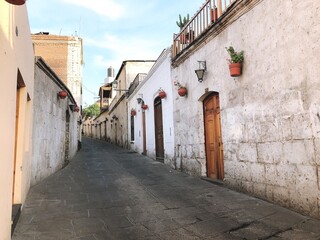 [Peru] Beautiful white buildings in the district of San Lazaro (Arequipa)