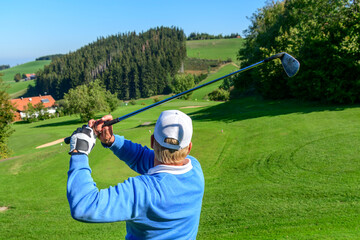 Golfer beim Abschlag mit einem Eisen