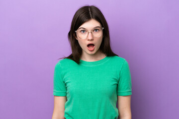 Obraz premium Young pretty Russian woman isolated on purple background With glasses and surprised expression