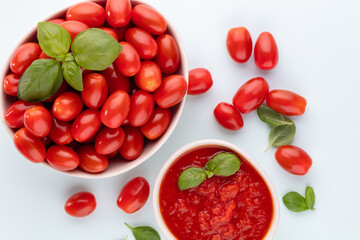 Fresh tomatoes in bowl on pastel table.