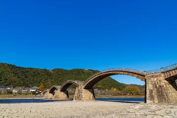 Papier Peint photo autocollant Le pont Kintai [山口県]晴天の錦帯橋と岩国城