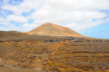 Fototapeta na wymiar Barranco de las Piletas y montaña de Guenia en la isla de Lanzarote, Islas Canarias, España