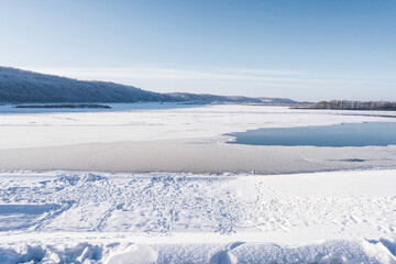 Fototapeta na wymiar Winter wide landscape on a frozen river
