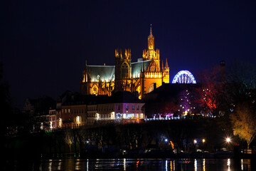 Fototapeta na wymiar Illuminations de nuit en hivers - Metz 2021 - vu du plan d'eau