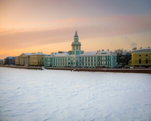 Sankt Petersburg in Russland ist im Winter bei Schnee eine Reise wert - obrazy, fototapety, plakaty