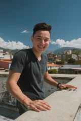 Young handsome guy exercising on the roof of a building - obrazy, fototapety, plakaty