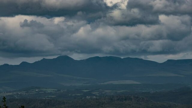 Timelapse des Nuages sombres avec mouvement en descente sur les Monts d'Auvergne, Corr&egrave;ze, France