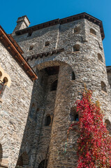 Fototapeta na wymiar Detailaufnahme einer alten Burg mit Turm, vor strahlend blauem Himmel
