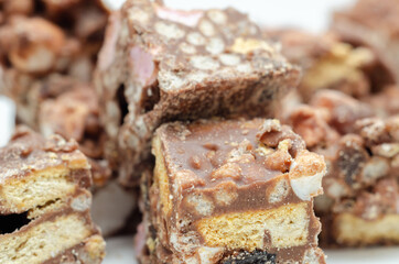 A marvelous mix of sultanas, marshmallows, biscuit pieces, crispy rice and glacé cherries covered in milk chocolate