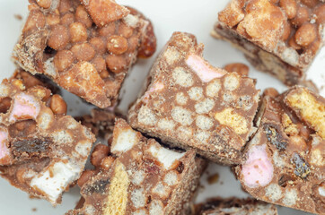 A marvelous mix of sultanas, marshmallows, biscuit pieces, crispy rice and glacé cherries covered in milk chocolate