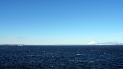 東京湾アクアラインの海ほたるから見た東京湾の海と富士山