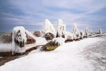 Buhne im Winter an der Küste der Ostsee bei Kühlungsborn.