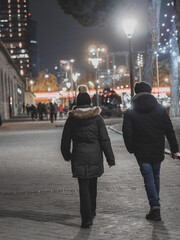 pareja paseando en navidad