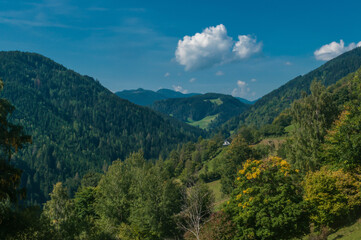 Fototapeta na wymiar Blick in ein Tal der Steiermark an einem sonnigen Herbsttag mit schönen Wolken