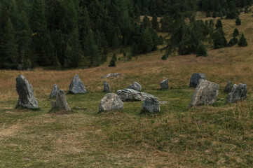 Mystischer Steinkreis in der Steiermark. Angeordnet auf einer Wiese in einem Wald