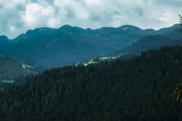 Panoramablick von einem erhöhten Punkt über die bergige Landschaft mit wolkenreichem Himmel