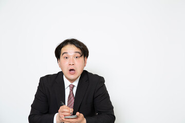 メモしているビジネスマン