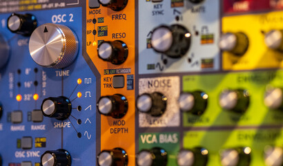 Synthesizer mir Drehreglern im Musikbusiness