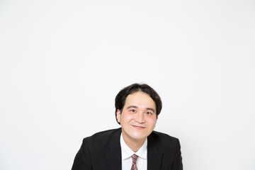 こちらを見ているビジネスマン