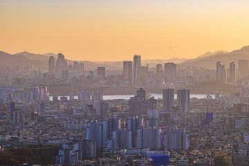 Fototapeta premium Cityscape of Seoul, South Korea from the top of mountain in the daytime