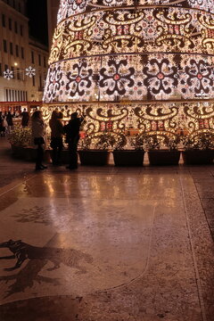 Luminarie natalizie sulla piazza con simbolo della citt&agrave; di Lecce sul basolato