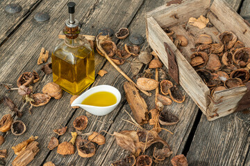 Botella servidor y recipiente para servir aceite de oliva virgen extra en mesa de madera con atrezzo de comida.